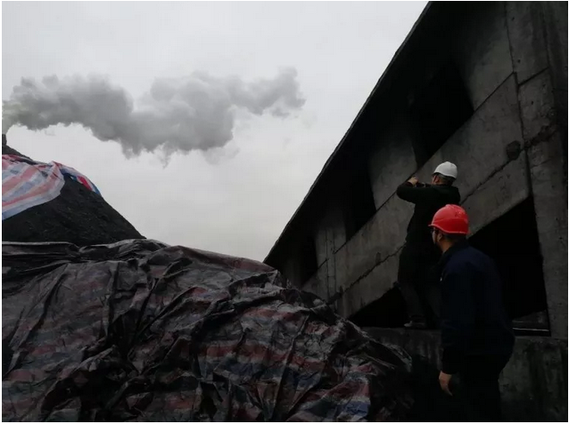中央督察组在陕西省渭南市现场检查工业企业污染治理情况。