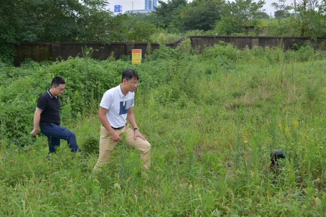 上图：今年9月，督察组在湖北省孝感市垃圾综合处理场现场检查垃圾渗滤液排放情况。