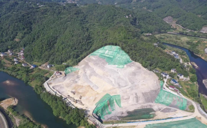 上图：宜昌市长阳县花香水岸公司非法挖山采石。（督察组供图）