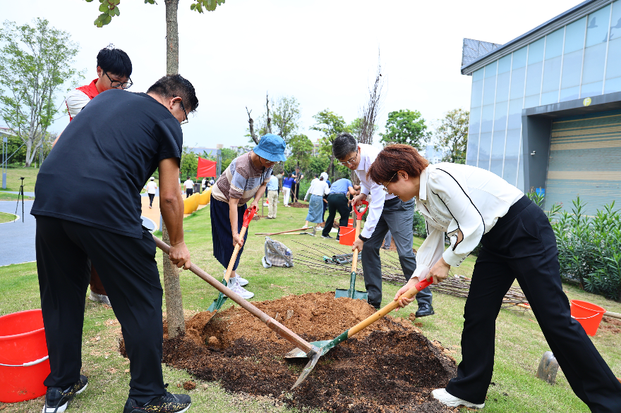 广州市生态环境局开展绿美广州生态建设义务植树活动
