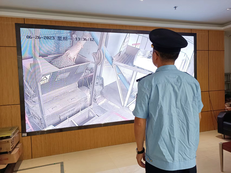 2023年9月，利用在线监控手段开展非现场监管。吕银萍摄.jpg