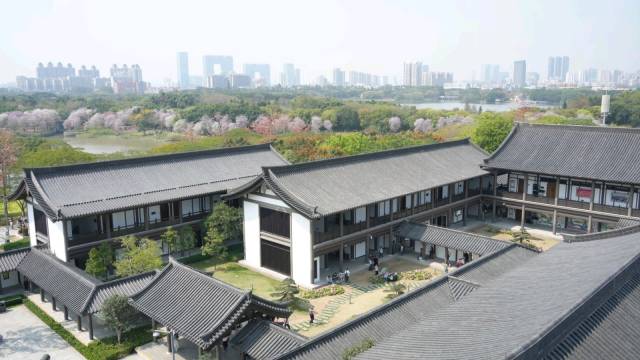 研学人员在广州文化馆学习非遗文化技艺