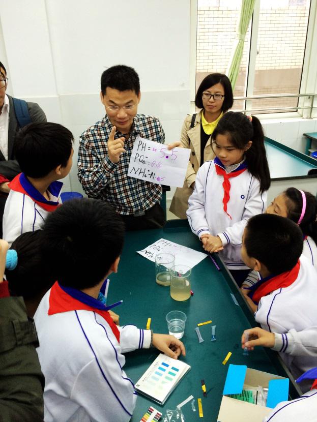 余建恒总工程师为同学们讲解和分析测试结果(荔湾区环保局 张少晶)